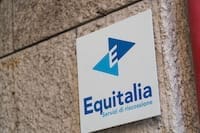 immagine con una targa del logo equitalia