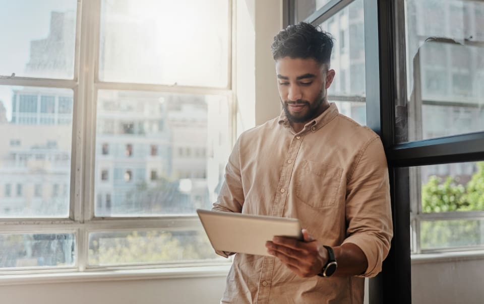 Immagine di un uomo che verifica di avere i requisiti necessari per l'identità digitale spid